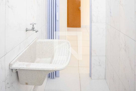 Banheiro de kitnet/studio para alugar com 1 quarto, 37m² em Conceição, Diadema