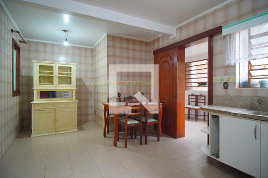 Cozinha de casa à venda com 4 quartos, 300m² em Passo da Areia, Porto Alegre