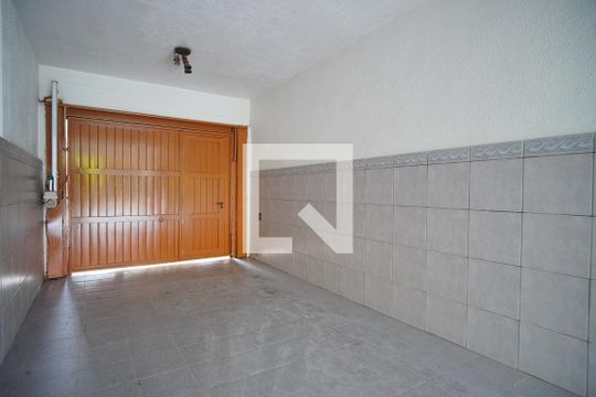 Garagem de casa à venda com 4 quartos, 300m² em Passo da Areia, Porto Alegre