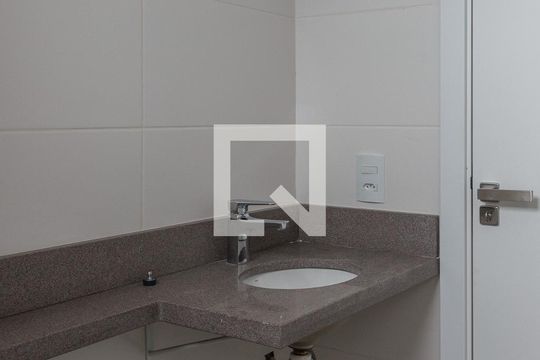 Banheiro de apartamento à venda com 2 quartos, 50m² em Glória, Porto Alegre