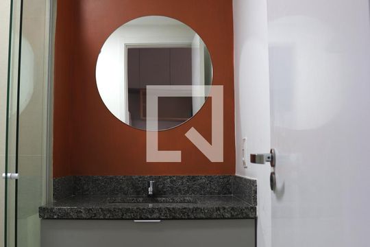 Banheiro de apartamento para alugar com 1 quarto, 25m² em Pinheiros, São Paulo