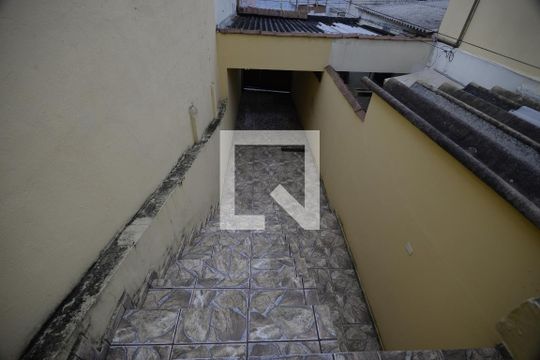 Garagem de casa à venda com 2 quartos, 150m² em Vila Carmem, São Paulo