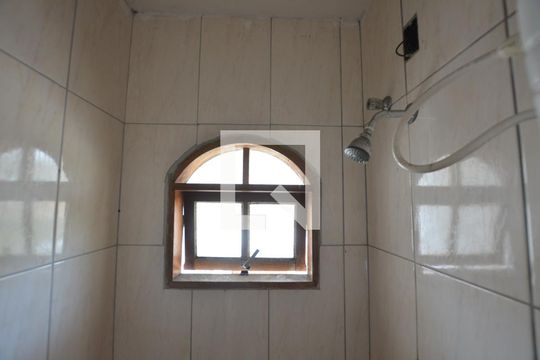 Banheiro de kitnet/studio para alugar com 1 quarto, 12m² em Vila Valqueire, Rio de Janeiro