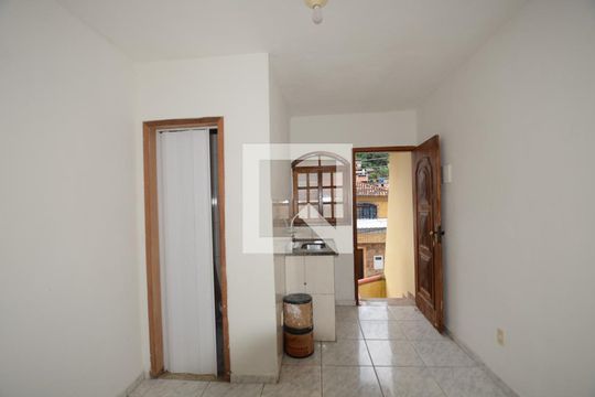 Sala Quarto de kitnet/studio para alugar com 1 quarto, 12m² em Vila Valqueire, Rio de Janeiro