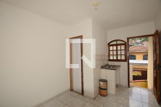Sala Quarto de kitnet/studio para alugar com 1 quarto, 12m² em Vila Valqueire, Rio de Janeiro