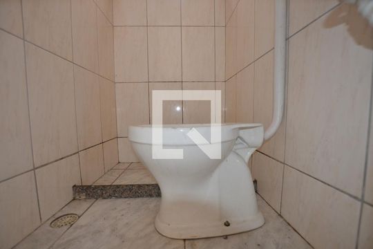 Banheiro de kitnet/studio para alugar com 1 quarto, 12m² em Vila Valqueire, Rio de Janeiro