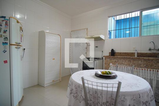 Cozinha de casa para alugar com 3 quartos, 240m² em Jardim Lindóia, Porto Alegre