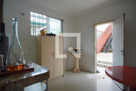 Copa de casa para alugar com 3 quartos, 240m² em Jardim Lindóia, Porto Alegre