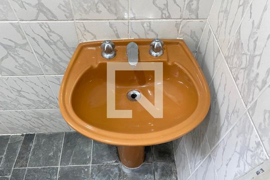 Banheiro de casa para alugar com 1 quarto, 80m² em Parque Vitória, São Paulo