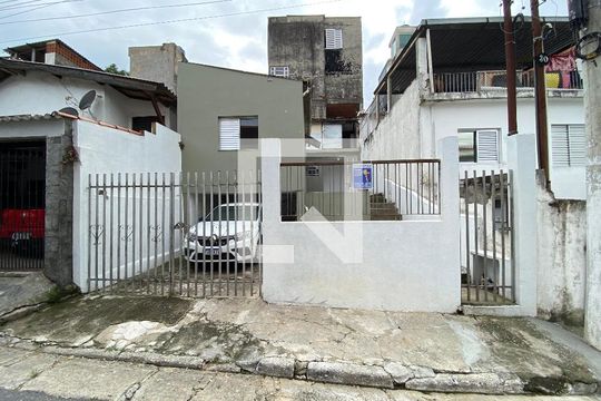 Fachada de casa para alugar com 1 quarto, 80m² em Parque Vitória, São Paulo