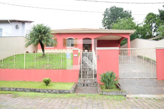 Fachada de casa para alugar com 4 quartos, 260m² em Gramado, Cotia