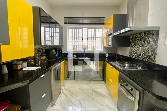 Cozinha de casa para alugar com 7 quartos, 500m² em Santa Lúcia, Belo Horizonte