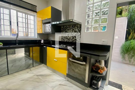 Cozinha de casa para alugar com 7 quartos, 500m² em Santa Lúcia, Belo Horizonte