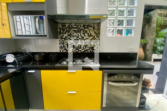 Cozinha de casa para alugar com 7 quartos, 500m² em Santa Lúcia, Belo Horizonte