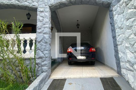 Garagem de casa para alugar com 7 quartos, 500m² em Santa Lúcia, Belo Horizonte