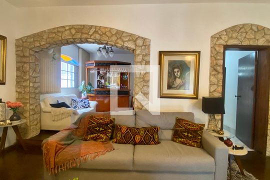 Sala 1 de casa para alugar com 7 quartos, 500m² em Santa Lúcia, Belo Horizonte