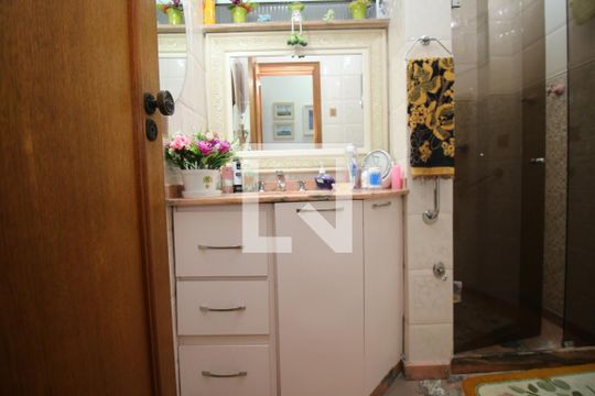 Banheiro social de apartamento à venda com 3 quartos, 60m² em Bonsucesso, Rio de Janeiro