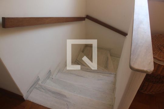 Escada de casa à venda com 3 quartos, 156m² em Jardim Consórcio, São Paulo