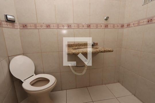 Banheiro Social - fundos de casa para alugar com 5 quartos, 320m² em Jardim Santa Terezinha (zona Leste), São Paulo