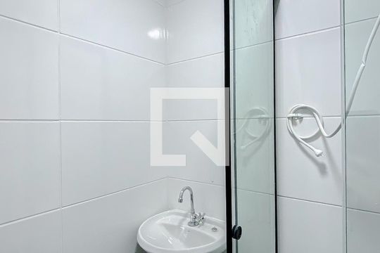 Banheiro de kitnet/studio para alugar com 1 quarto, 45m² em Quarta Parada, São Paulo