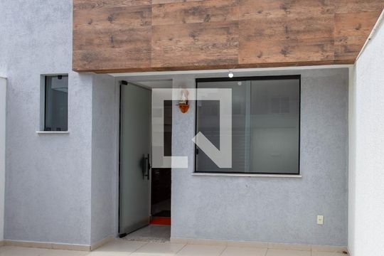 Fachada de casa à venda com 3 quartos, 103m² em Santa Rosa, Belo Horizonte