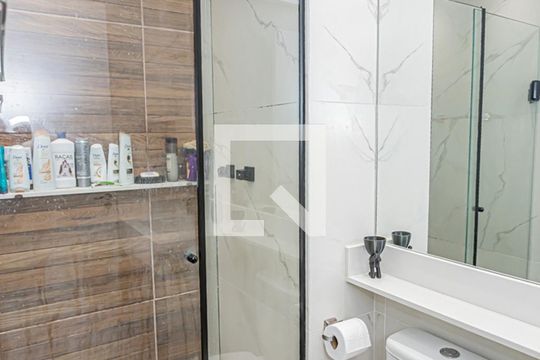 Banheiro de apartamento para alugar com 2 quartos, 42m² em Loteamento City Jaragua, São Paulo