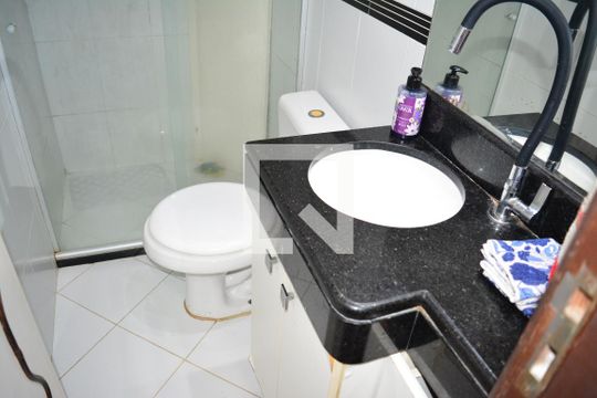 Banheiro de apartamento para alugar com 2 quartos, 50m² em Imbuí, Salvador