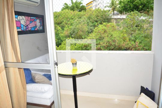 Sala com varanda de apartamento para alugar com 2 quartos, 50m² em Imbuí, Salvador