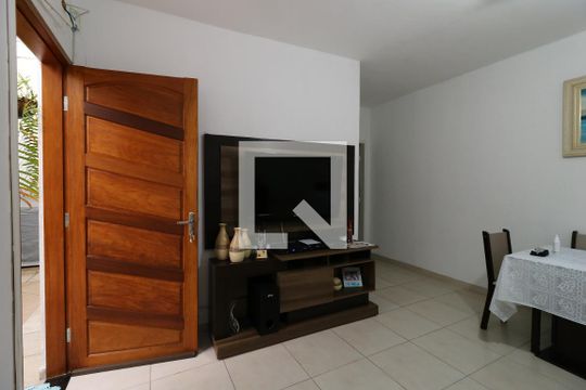 Sala da casa dos fundos de casa à venda com 5 quartos, 240m² em Jardim Ocara, Santo André