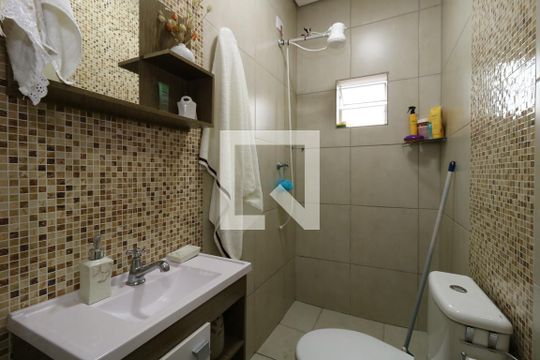 Banheiro da Suíte da casa dos fundos de casa à venda com 5 quartos, 240m² em Jardim Ocara, Santo André