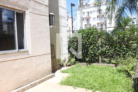 Quintal de apartamento à venda com 2 quartos, 70m² em Santos Dumont, São Leopoldo