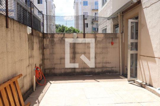 Quintal de apartamento à venda com 2 quartos, 70m² em Santos Dumont, São Leopoldo