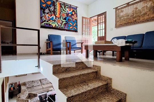 Escada de casa para alugar com 5 quartos, 350m² em Engenho do Mato, Niterói