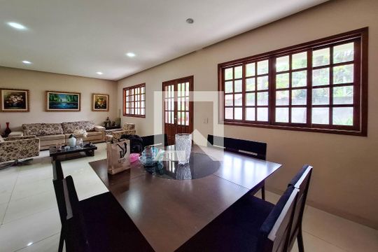 Sala 1 de casa para alugar com 5 quartos, 350m² em Engenho do Mato, Niterói