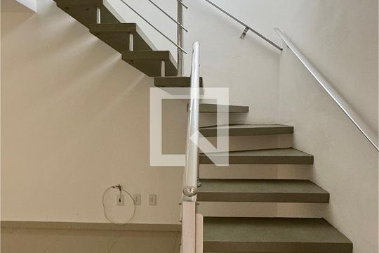 Escada de casa de condomínio à venda com 2 quartos, 110m² em Jardim California, Barueri