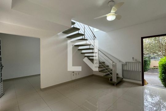 Sala de casa de condomínio à venda com 2 quartos, 110m² em Jardim California, Barueri
