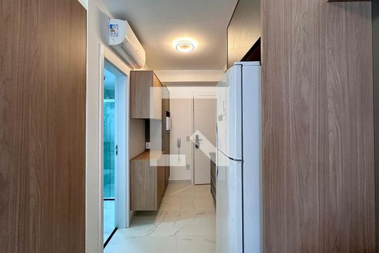 Cozinha de apartamento para alugar com 1 quarto, 25m² em Jardim das Acacias, São Paulo