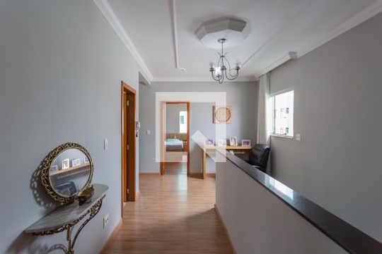 Corredor de casa à venda com 3 quartos, 258m² em Renascença, Belo Horizonte