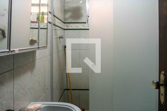 Banheiro de casa à venda com 7 quartos, 250m² em Taboão, Diadema