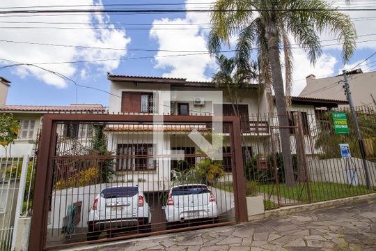 Fachada de casa à venda com 3 quartos, 310m² em Boa Vista, Porto Alegre