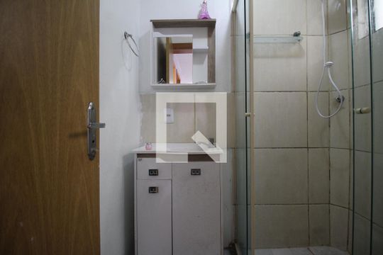 Banheiro de apartamento à venda com 2 quartos, 45m² em Olaria, Canoas