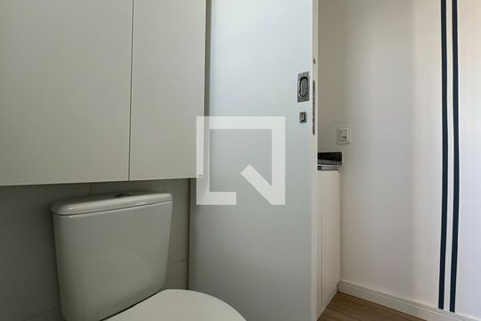 Banheiro de apartamento para alugar com 1 quarto, 17m² em Rebouças, Curitiba