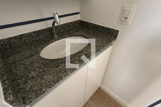 Banheiro de apartamento para alugar com 1 quarto, 17m² em Rebouças, Curitiba