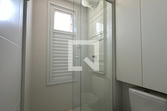 Banheiro de apartamento para alugar com 1 quarto, 17m² em Rebouças, Curitiba