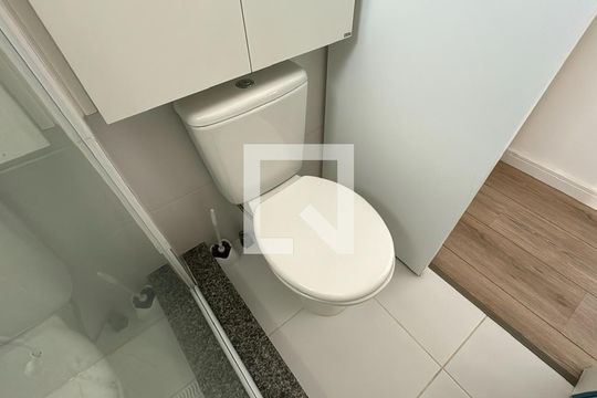 Banheiro de apartamento para alugar com 1 quarto, 17m² em Rebouças, Curitiba