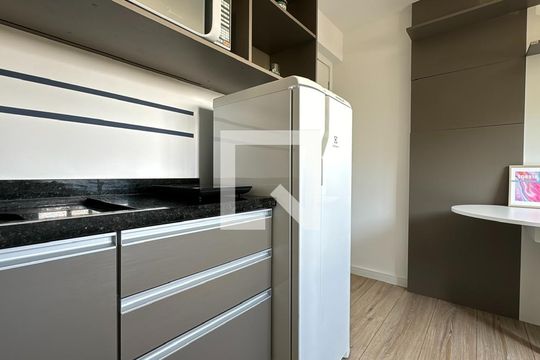 Cozinha de apartamento para alugar com 1 quarto, 17m² em Rebouças, Curitiba