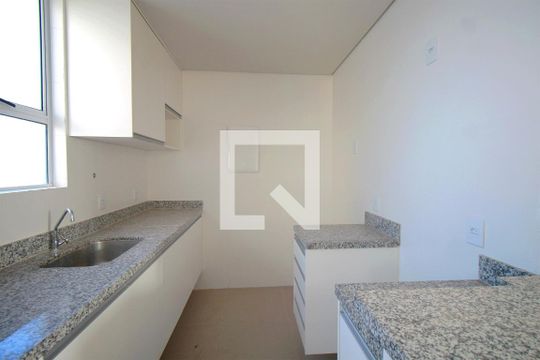 Cozinha de apartamento à venda com 2 quartos, 111m² em Ana Lúcia, Belo Horizonte