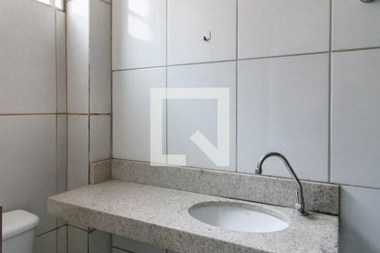 Banheiro 2 de apartamento para alugar com 3 quartos, 75m² em Carlos Prates, Belo Horizonte