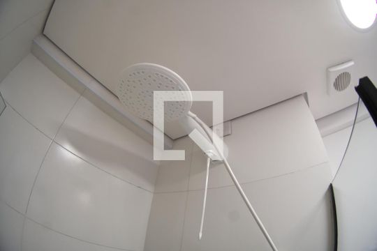 Banheiro de kitnet/studio para alugar com 1 quarto, 22m² em Jardim das Vertentes, São Paulo