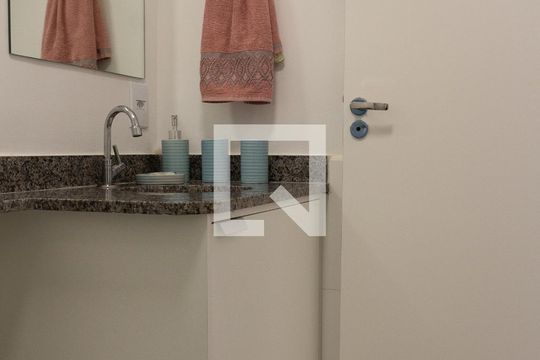 Banheiro de kitnet/studio para alugar com 1 quarto, 22m² em Jardim das Vertentes, São Paulo